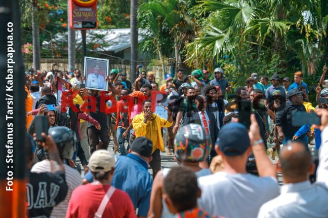 
					Ribuan warga menggarak jenazah mantan Gubernur Papua Lukas Enembe di Sentani, Kabupaten Jayapura, Kamis 28 Desember 2023. (KabarPapua.co/Stefanus Tarsi)