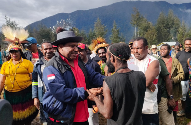 
					Tokoh asal Papua Tengah, Willem Wandik (menggunakan topi)   saat bersama bersama masyarakat Puncak. (KabarPapua.coo/Katharina)