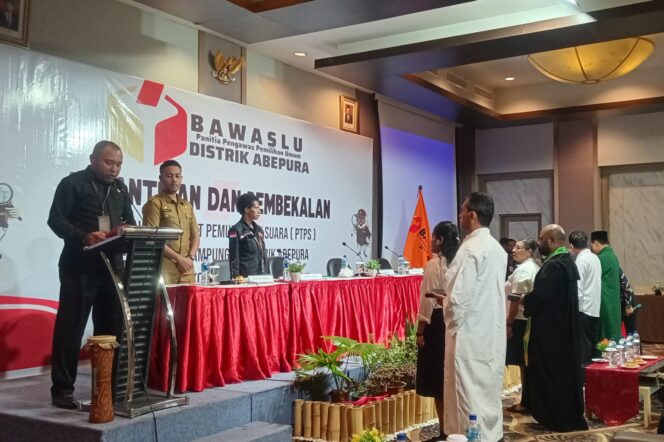 
					Prosesi pelantikan Pengawas TPS Kota Jayapura, Senin 22 Januari 2024. (KabarPapua.co/Natalya Yoku)