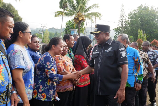 
					Penjabat Bupati Kepulauan Yapen, Welliam Manderi menyalami ASN saat apel gabungan perdana 2024, Kamis 4 Januari 2024. (KabarPapua.co/Ainun Faathirjal)