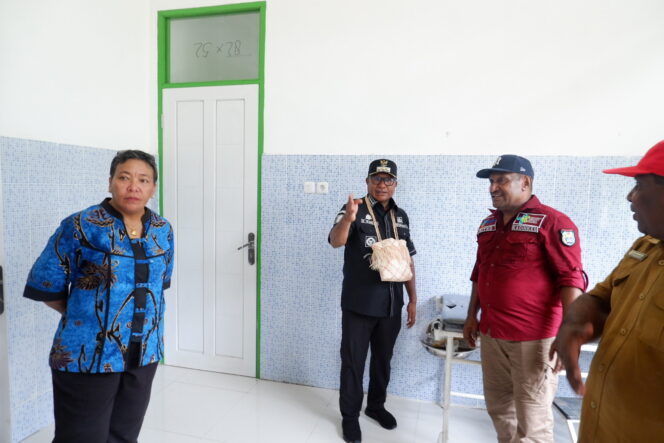 
					Penjabat Bupati Kepulauan Yapen, Welliam Manderi mengecek fasilitas kesehatan Puskesmas Kaipuri, Sabtu 13 Januari 2024. (KabarPapua.co/Ainun Faathirjal)
