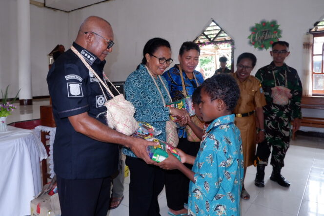 
					Penjabat Bupati Kepulauan Yapen, Welliam Manderi memberikan bingkisan kepada anak di Distrik Pulau Kurudu, Sabtu 13 Januari 2024. (KabarPapua.co/Ainun Faathirjal)
