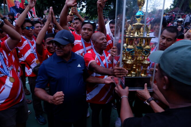 
					Penjabat Bupati Kepulauan Yapen, Welliam Manderi menyerahkan piala kepada juara turnamen sepak takraw HUT KKSS, Selasa 16 Januari 2024. (KabarPapua.co/Ainun Faathirjal)