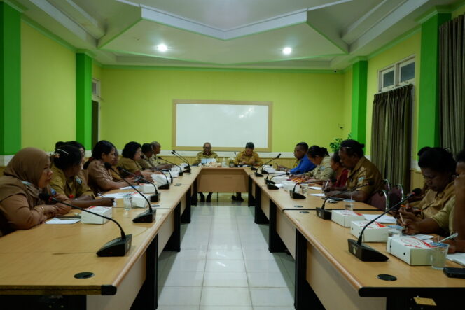 
					Penjabat Bupati Kepulauan Yapen, Welliam Manderi memimpin pertemuan bersama Dinas Pendidikan, Selasa 30 Januari 2024. (KabarPapua.co/Ainun Faathirjal)