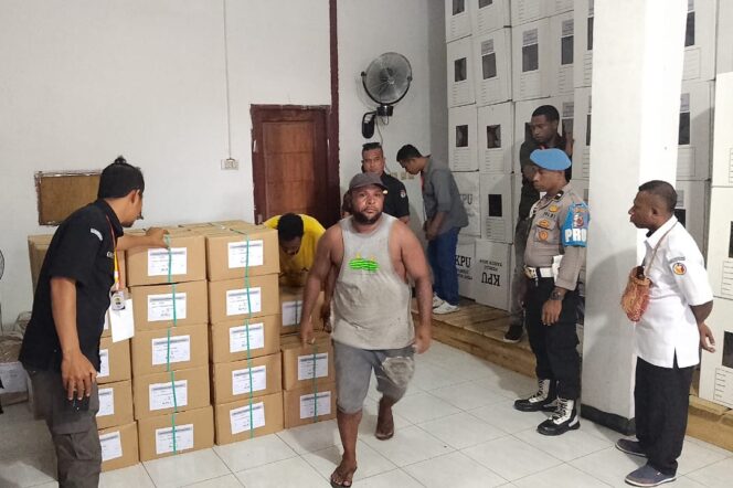 
					Aparat keamanan saat melakukan pengamanan di Gudang Logstik Pemilu di Kepulauan Yapen. (Dok Polres Yapen)