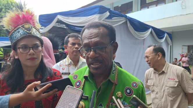 
					Penjabat Wali Kota Jayapura, Frans Pekey disela-sela kegiatan di SMK Negeri 8,  Kamis 18 Januari 2024. (KabarPapua.co/Natalya Yoku)