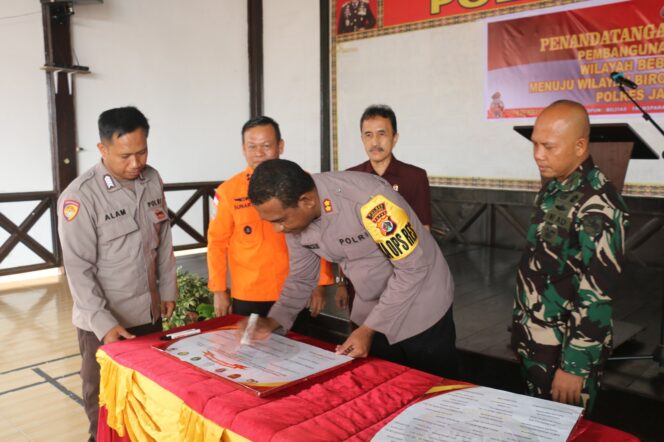 
					Penandatanganan komitmen bersama menuju WBK dan WBBM yang dilangsungkan di aula Obhe Reay May, Polres Jayapura. 