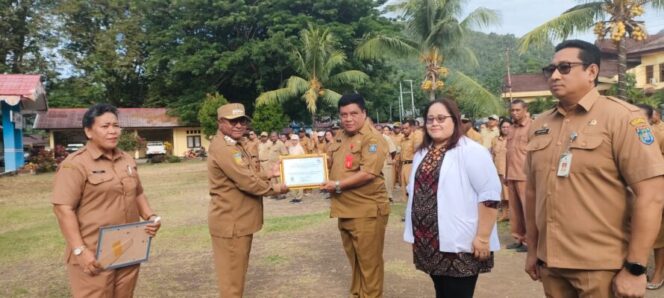 
					Penjabat Bupati Welliam Manderi menyerahkan piagam penghargaan dari Ombudsman kepada 3 OPD. (Kabarpapua.co/Ainun Faathirjal)
