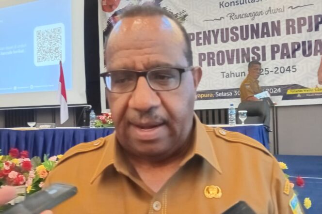
					Plt Asisten Setda Papua Bidang Pemerintahan, Yohanes Walilo. (KabarPapua.co/Natalya Yoku)