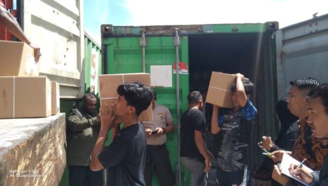 
					Pemindahan logistik Pemilu 2024 di Pelabuhan Laut Jayapura, Selasa 9 Januari 2024. (KabarPapua.co/Natalya Yoku)