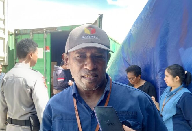 
					Ketua Bawaslu Kota Jayapura, Frans Rumsarwir. (KabarPapua.co/Natalya Yoku)