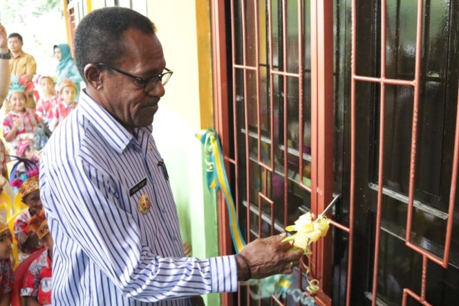 
					Penjabat Wali Kota Jayapura, Frans Pekey meresmikan Gedung TK Negeri Waniambey, Selasa 16 Januari 2024. (KabarPapua.co/Natalya Yoku)