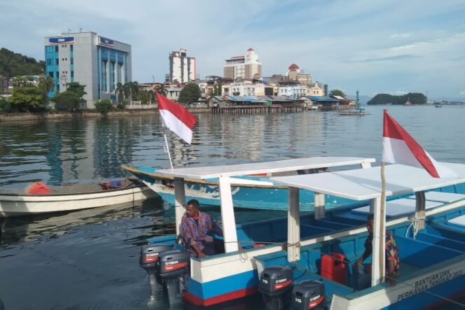 
					Dinas Perikanan Kota Jayapura saat memberikan bantuan perahu untuk nelayan. (Dok KabarPapua.co)
