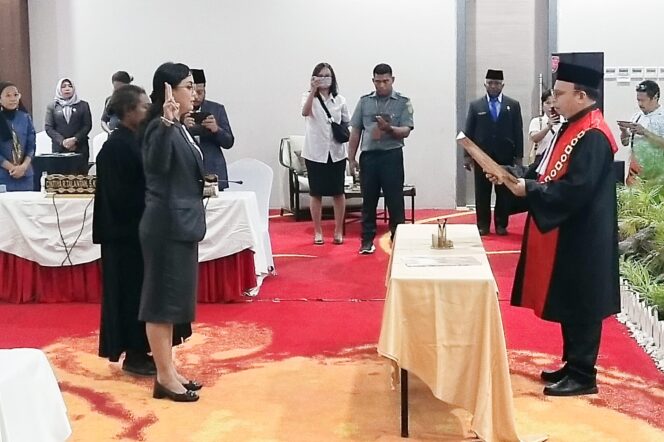 
					Pelantikan Cynthia Talantan sebagai Ketua DPRD Jayapura di salah satu hotel di Sentani, Rabu 31 Januari 2024. (KabarPapua.co/Alan Youwe)