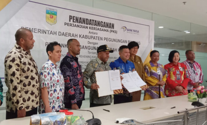 
					Pemda Pegunungan Bintang dan Bank Papua melanjutkan PKS pengelolaan keuangan daerah. Foto: Humas Bank Papua