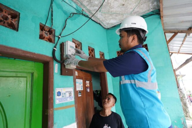 
					Petugas PLN melakukan penggantian kWh meter ke smart meter di salah satu rumah pelanggan, Fahri (34) di Tebet, Jakarta Selatan. (Foto: PLN )