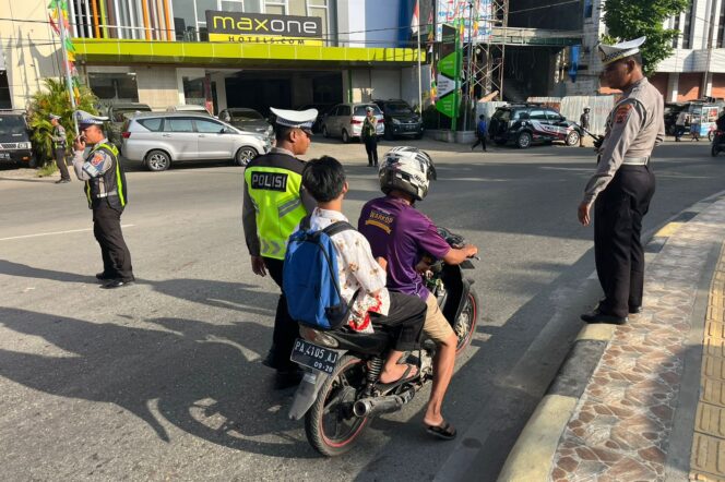 
					Petugas Polantas Polresta Jayapura Kota menjaring pelanggar lalu lintas.(Dok Humas Polresta)