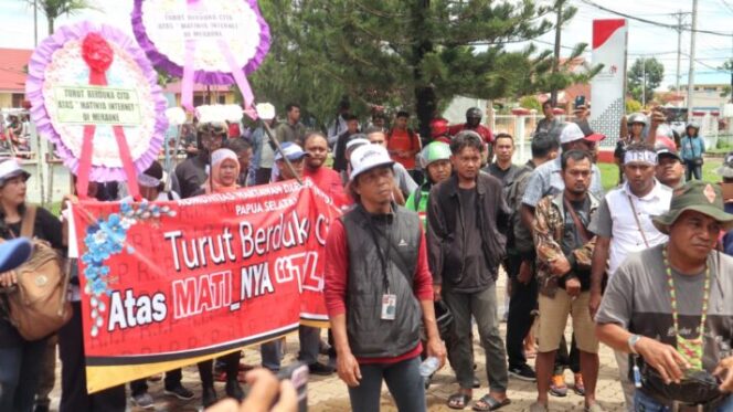 
					Unjuk rasa jurnalis di Merauke akibat putusnya jaringan internet. (KabarPapua.co/Abdel Syah)