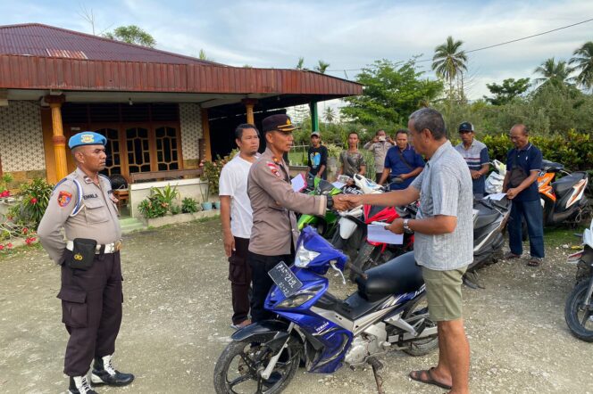 
					Polres Jayapura menyerahkan sepeda motor jarahan saat kericuhan di Kampung Karya Bumi.  (Dok Humas Polda Papua)