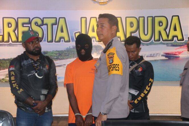 
					Kapolresta Jayapura Kota, Kombes Pol Victor Dean Mackbon menunjukan pelaku pembakaran Pasar Youtefa, Rabu 10 Januari 2023. (Dok Humas Polresta)