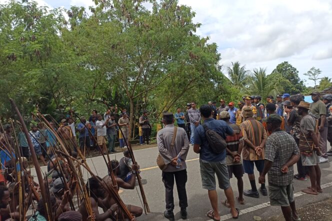 
					Aparat kepolisian  saat meredam pertikaian warga di Kelurahan Wadio, Kabupaten Nabire, Papua Tengah, Kamis 11 Januari 2024. (Dok Humas Polda Papua)