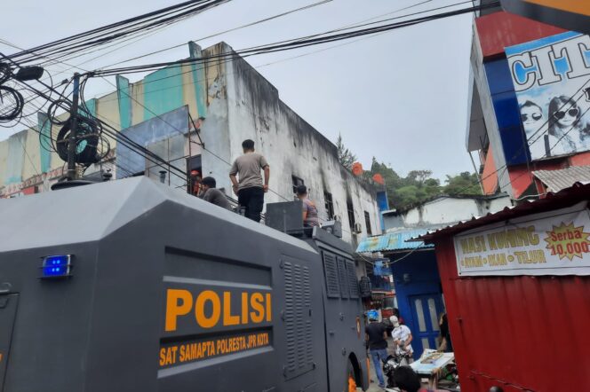 
					Polisi mengerahkan mobil water cannon untuk memadamkan api yang melahap toko pakaian di Kota Jayapura, Minggu 14 Januari 2024. (Dok Humas Polresta)