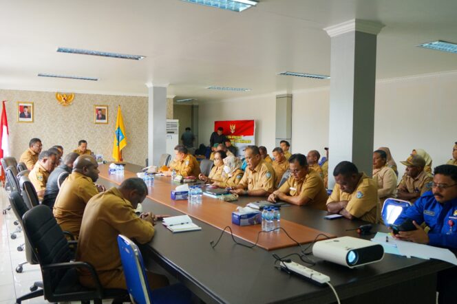
					Penjabat Bupati Jayawijaya, Sumule Tumbo memimpin rapat OPD untuk membahas sinkronisasi anggaran, Senin 15 Januari 2024. (KabarPapua.co/Stefanus Tarsi)