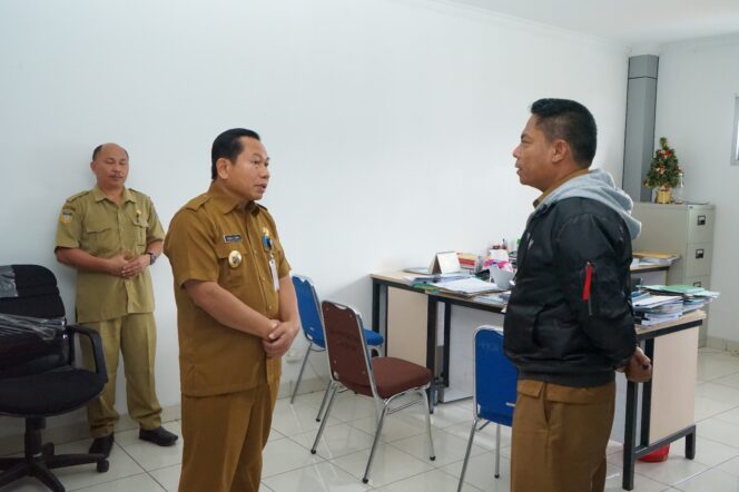 
					Penjabat Bupati Jayawijaya, Sumule Tumbo berbincang dengan Kepala BPKAD Jayawijaya, Samuel Patasik. (KabarPapua.co/Stefanus Tarsi)