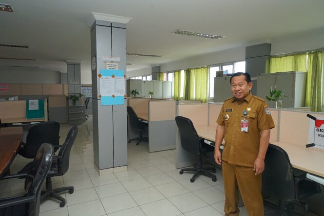 
					Penjabat Bupati Jayawijaya, Sumule Tumbo terkejut ruangan OPD kosong saat jam kerja, Selasa 16 Januari 2024. (KabarPapua.co/Stefanus Tarsi)
