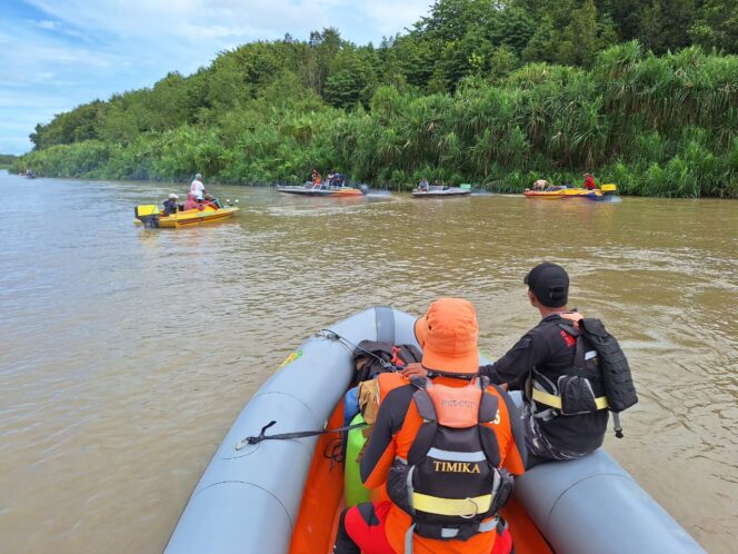 
					Pencarian seorang penumpang korban speed boat di perairan Asmat. (Foto: SAR Timika)