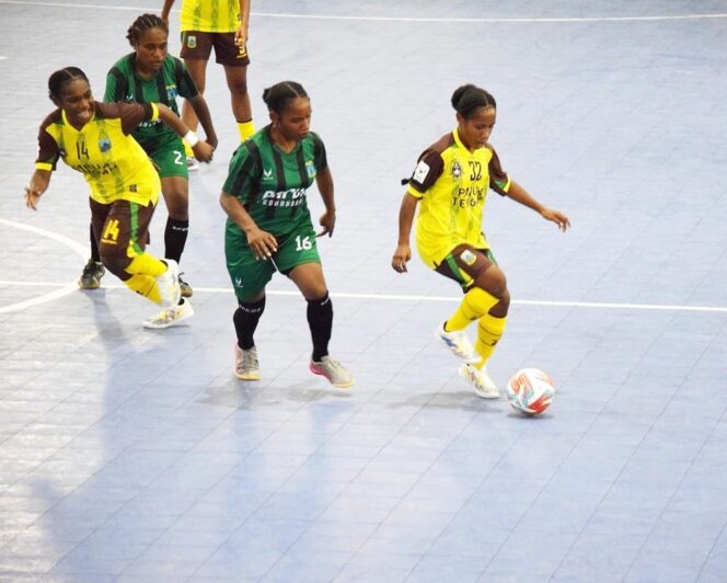 
					Tim futsal putri Papua Pegunungan berhasil tumbangkan Papua Tengah, di babak kualifikasi PON Aceh dan Sumut dengan skor 3-1 di Lapangan Futsal Mimika. (KabarPapua.co/Stefanus Tarsi)