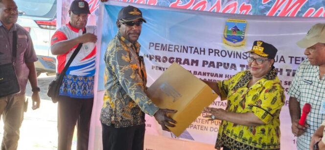 
					Pj Gubernur Papua Tengah, Ribka Haluk membagikan lampu LHSE kepada warga di 8 kabupaten. (Foto: Pemprov Papua Tengah)