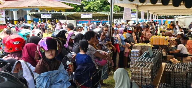 
					Warga serbu pasar murah di Nabire yang digelar Pemprov Papua Tengah. (Foto: Pemprov Papua Tengah) 