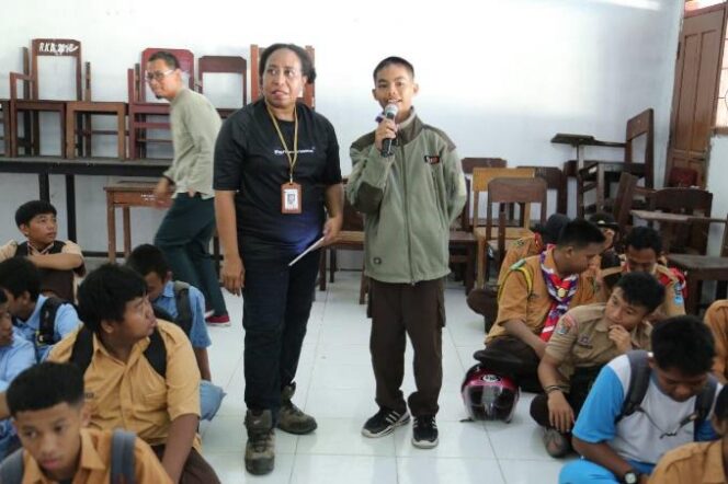 
					Seorang siswa SMKN 1 Mimika menjawab pertanyaan seputar edukasi keselamatan yang diberikan panitia BK3N PTFI. (Foto: PTFI)
