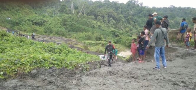 
					Material longsor tutup Jalan Trans Papua-Wamena. (Foto: Penrem 172/PWY)