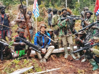 Foto lawas Pilot Susi Air Philip Mark Mehrtens di tengah kelompok kriminal bersenjata di wilayah Kabupaten Nduga, Papua Pegunungan. (Dok Jubir TPNPB-OPM Sebby Sambom)