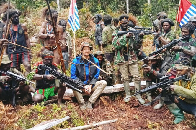 
					Foto lawas Pilot Susi Air Philip Mark Mehrtens di tengah kelompok kriminal bersenjata di wilayah Kabupaten Nduga, Papua Pegunungan. (Dok Jubir TPNPB-OPM Sebby Sambom)
