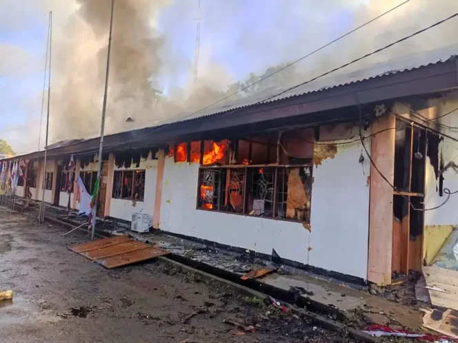 
					Kebakaran kantor KPU Kabupaten Jayapura bersama 3 kantor lainnya. 