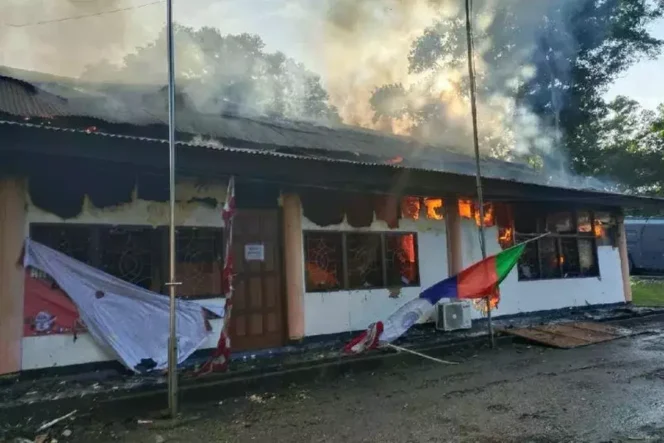 
					Kantor KPU Jayapura terbakar.