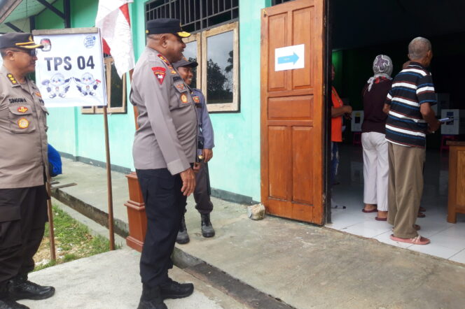 
					Kapolda Papua, Irjen Pol Mathius D Fakhiri saat memantau TPS di Kota Jayapura, Rabu 14 Februari 2024. (KabarPapua.co/Imelda)