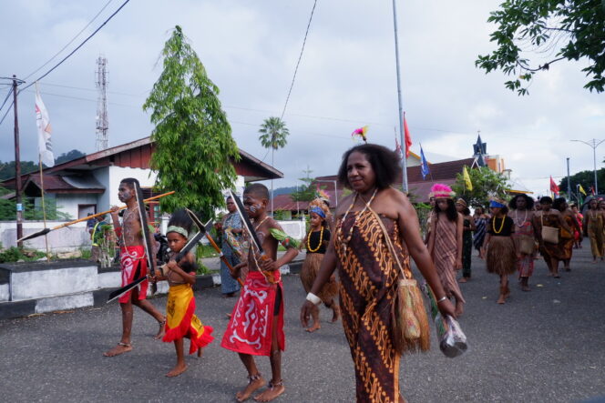
					Karnaval budaya Yapen jelang HUT ke-169 Pekabaran Injil.  (KabarPapua.co/Ainun Faathirjal)