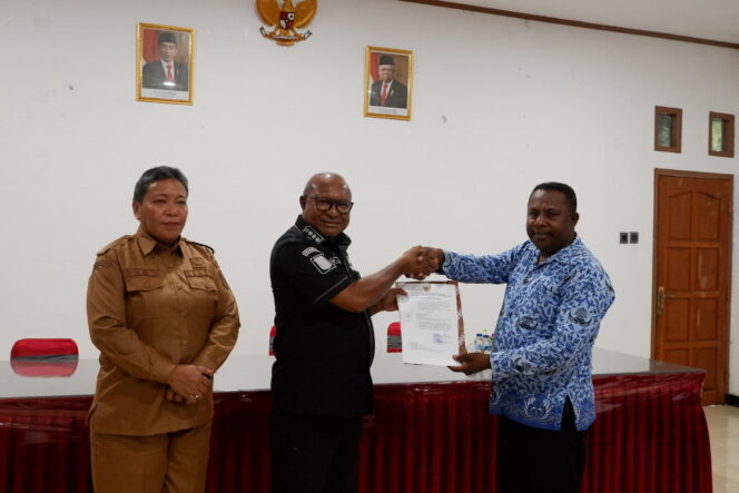 
					Penjabat Bupati Kepulauan Yapen, Welliam Manderi menyerahkan SK Tugas Plt Lurah Ansus, Jumat 9 Februari 2024. (KabarPapua.co/Ainun Faathirjal)