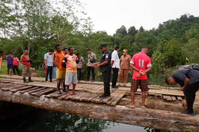
					Penjabat Bupati Kepulauan Yapen, Welliam Manderi meninjau jembatan rusak di Kampung Papuma, Jumat 9 Februari 2024. (KabarPapua.co/Ainun Faathirjal)