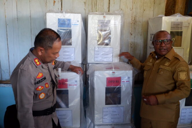 
					Penjabat Bupati Kepulauan Yapen, Welliam Manderi mengecek logistik pemilu di Pulau Kurudu, Selasa 13 Februari 2024. (KabarPapua.co/Ainun Faathirjal)