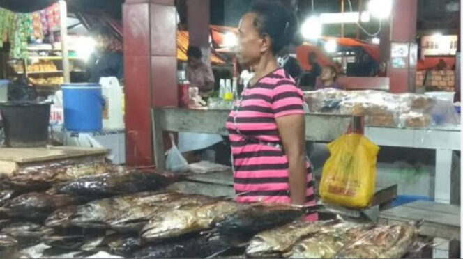 
					Mama Papua menjajakan ikan asar, salah satu komoditas lokal Kota Jayapura. (KabarPapua.co/Katharina Janur)