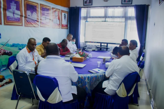 
					Pertemuan KPU, Bawaslu dan Diskominfo Kabupaten Jayapura jelang pemiilu 2024 dalam kesiapan jaringan internet.