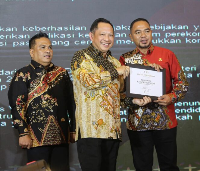 
					Pj Bupati Jayapura, Triwarno Purnomo dianugerahi penghargaan Kepala Daerah Inovatif 2023.