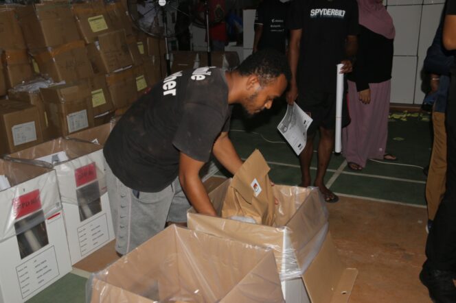 
					Proses pengepakan surat suara ke kotak suara Pemilu 2024 di Papua. (KabarPapua.co/Imelda)