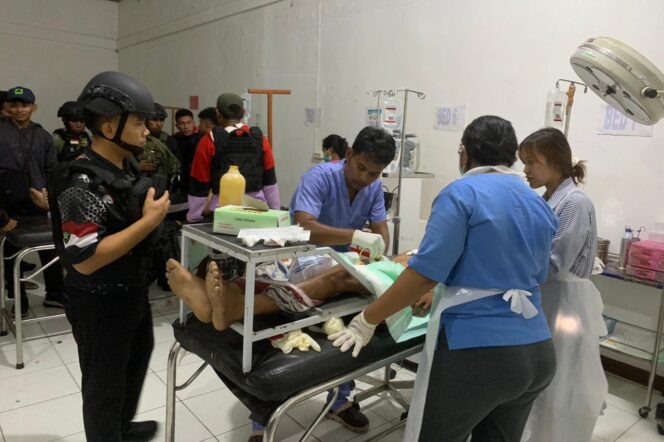 
					Korban penembakan OTK di Kabupaten Yahukimo saat mendapat perawatan medis, Senin 5 Februari 2024. (Dok Humas Polda Papua)