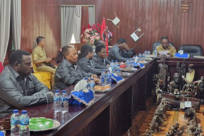
					Bupati Asmat, Elisa Kambu saat tatap muka bersama Majelis Rakyat Papua Selatan di Kota Agats. (KabarPapua.co/Abdel Syah)